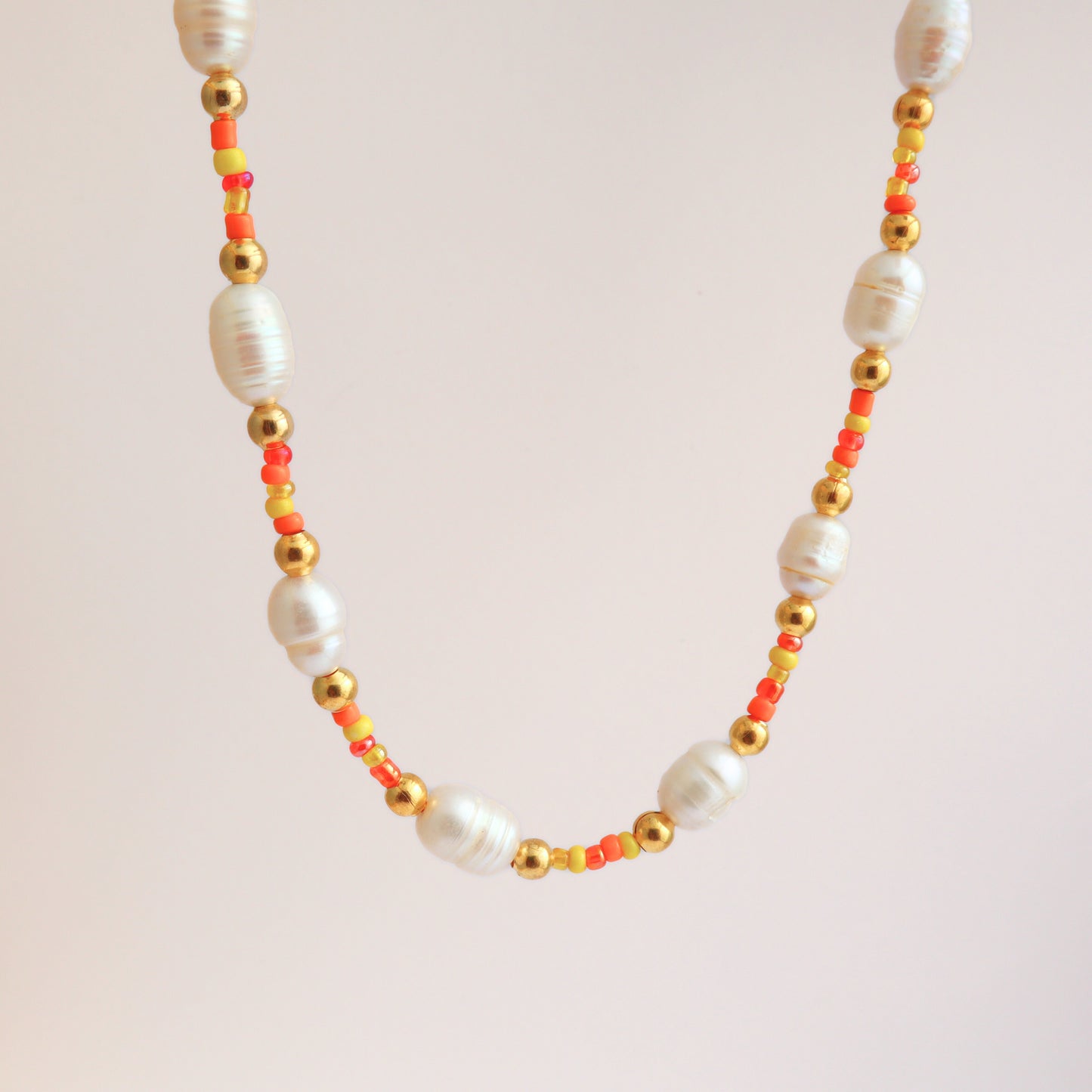 COLLAR MOSTACILLAS CON PERLAS DE RIO