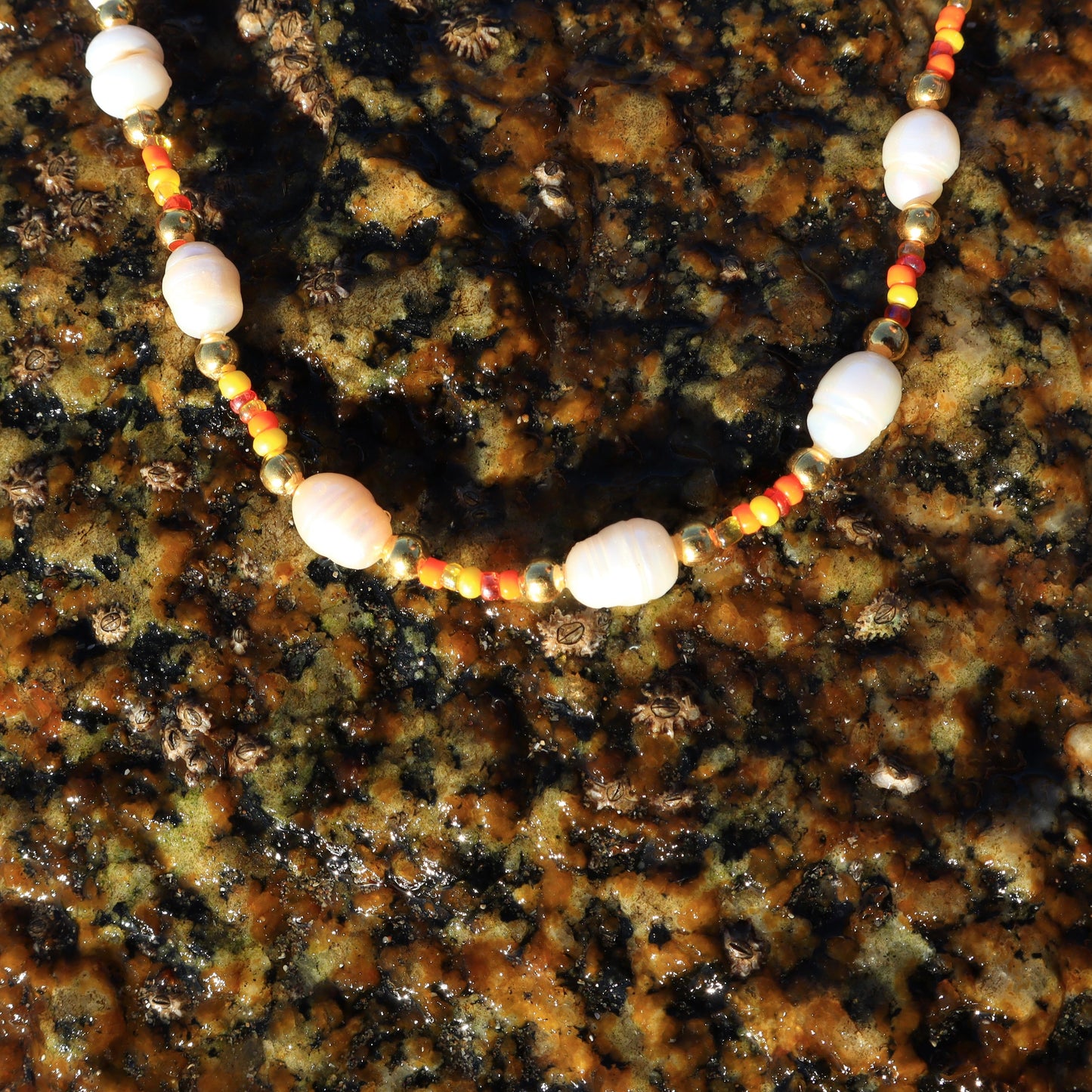 COLLAR MOSTACILLAS CON PERLAS DE RIO